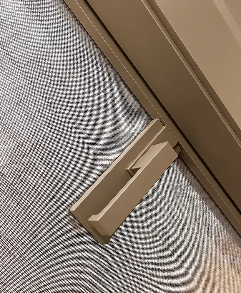 Intreccio tra vetro, tessuto e alluminio 